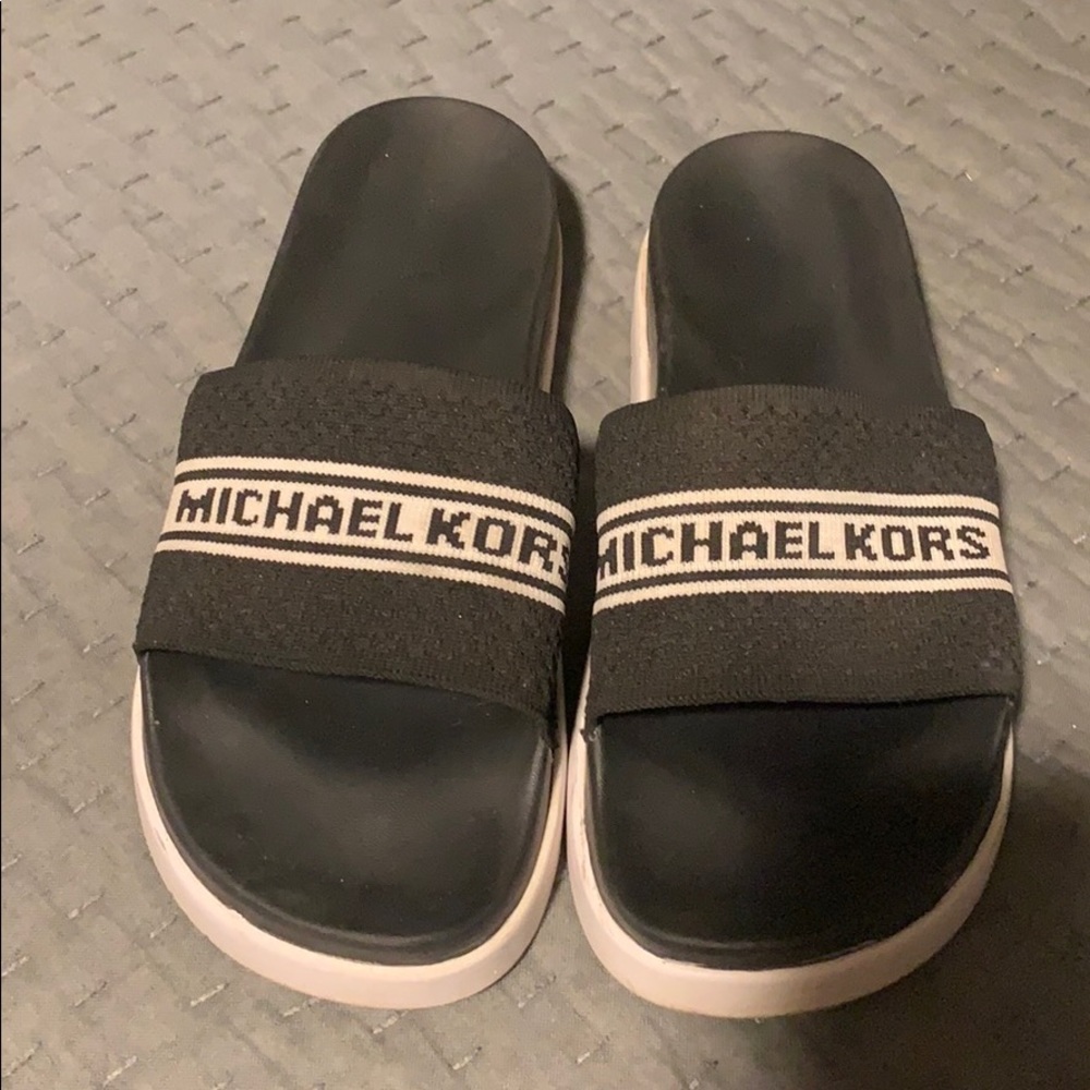 Micheal kors flip flops